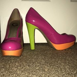 Great condition patent leather bright pumps